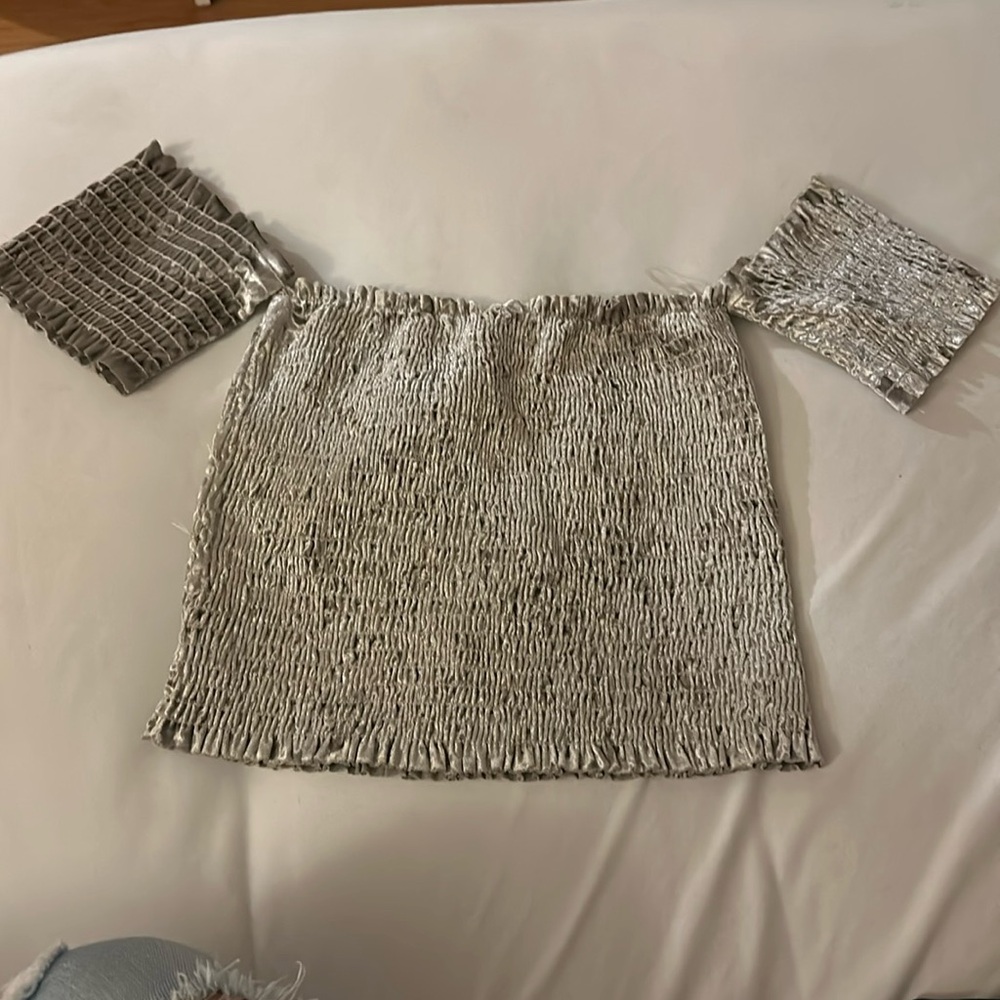 One size velvet tube top with short sleeves. Color silver